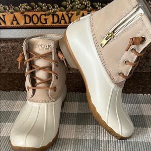 SPEERY-(brand) ankle duck boots size 6 1/2 color-cream light beige lightly lined
